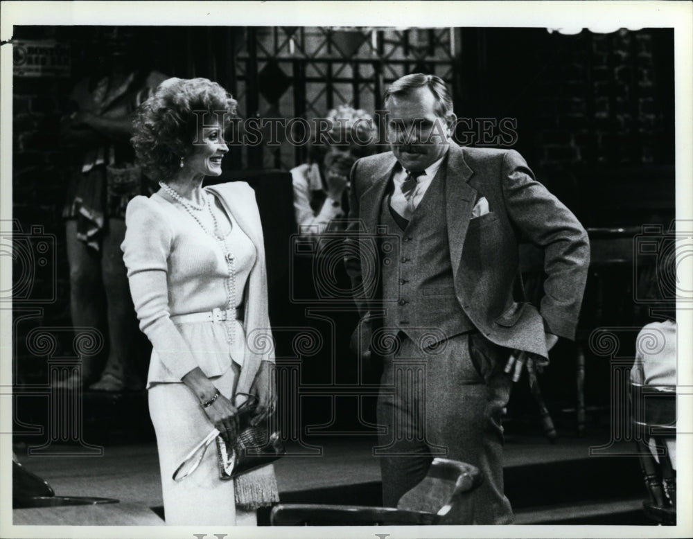 1987 Press Photo Actors John Ratzenberger &amp; Anita Morris in &quot;Cheers&quot;- Historic Images