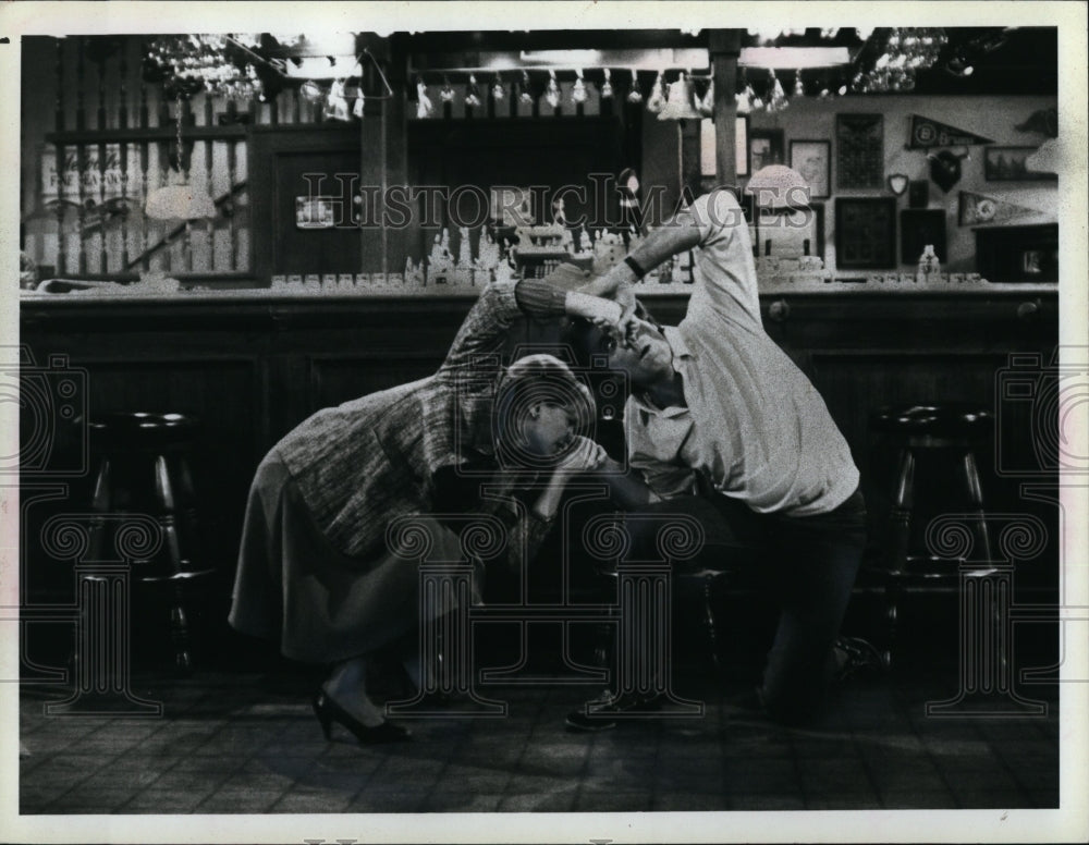 1984 Press Photo Actress Shelley long &amp; Ted Danson in &quot;Cheers&quot;- Historic Images