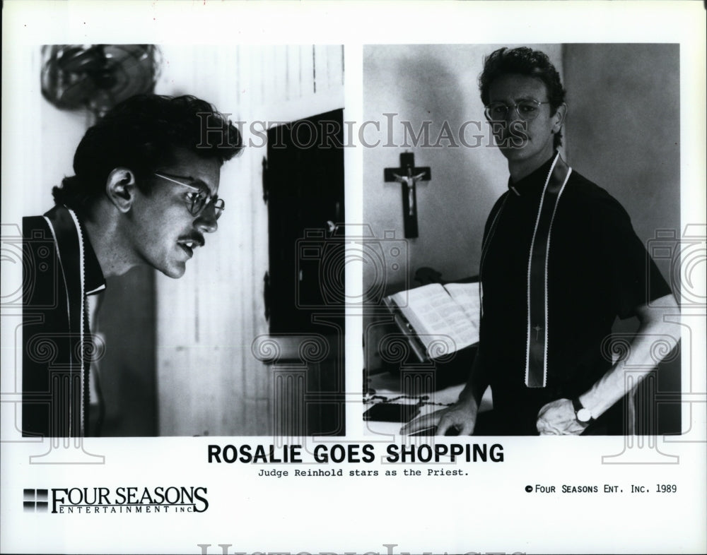 1989 Press Photo Judge Reinhold Actor Portrays Priest Rosalie Goes Shopping Film- Historic Images