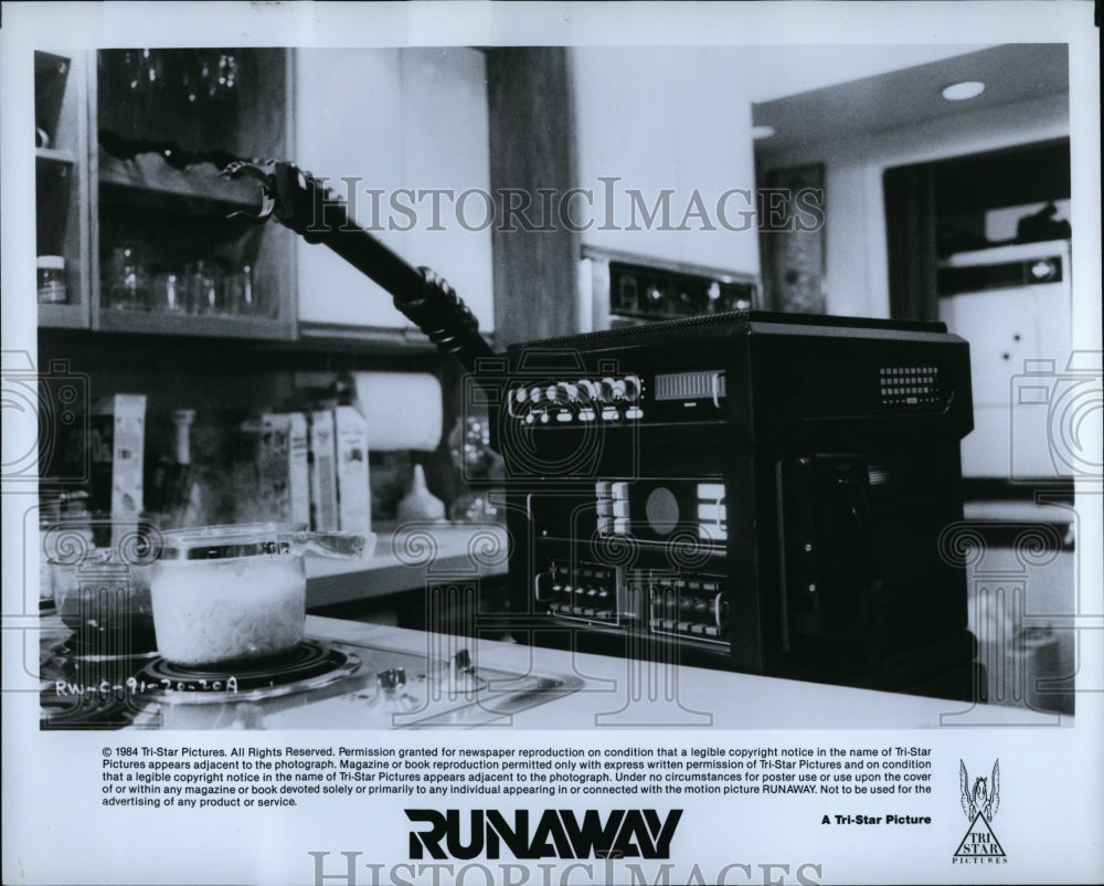 1984 Press Photo Tom Selleck Actor Lois Domestic Robot Runaway Movie Scene- Historic Images