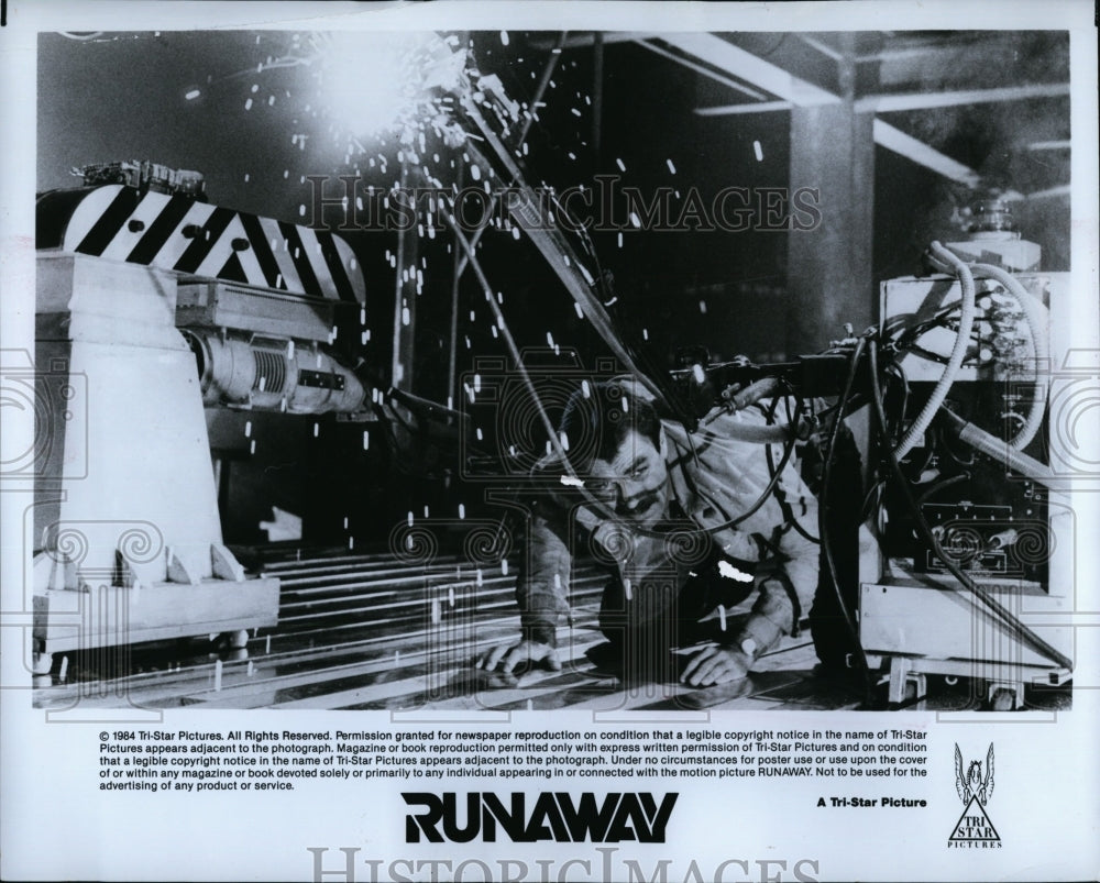 1984 Press Photo Tom Selleck Actor Lois Domestic Robot Runaway Movie Scene- Historic Images