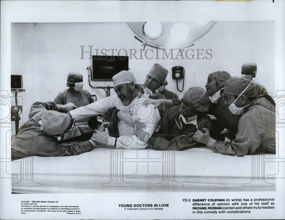 1982 Press Photo Actor Dabney Coleman, Michael McKean In Young Doctors In Love- Historic Images