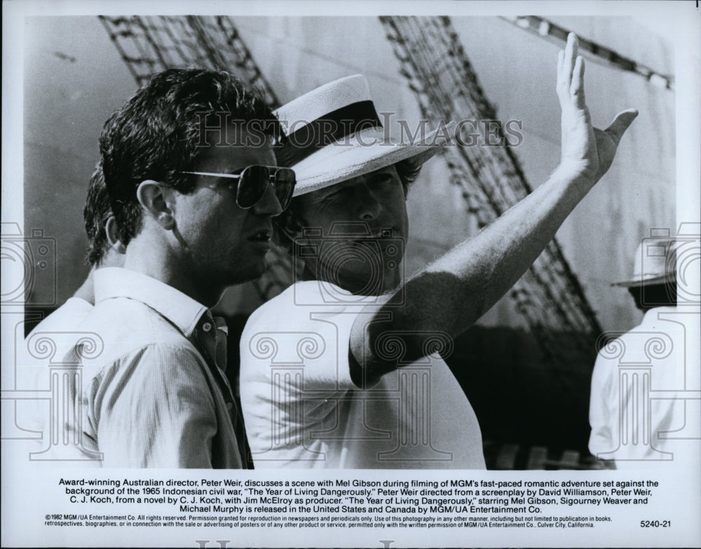 1982 Press Photo Peter Weir Director Mel Gibson &quot;The Year of Living Dangerously&quot;- Historic Images