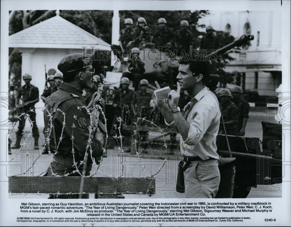 1982 Press Photo Mel Gibson in &quot;The Year of Living Dangerously&quot;- Historic Images