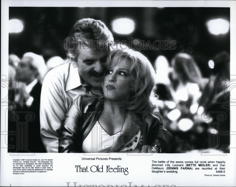 1997 Press Photo Bette Midler and Dennis Farina in &quot;That Old Feeling&quot;- Historic Images