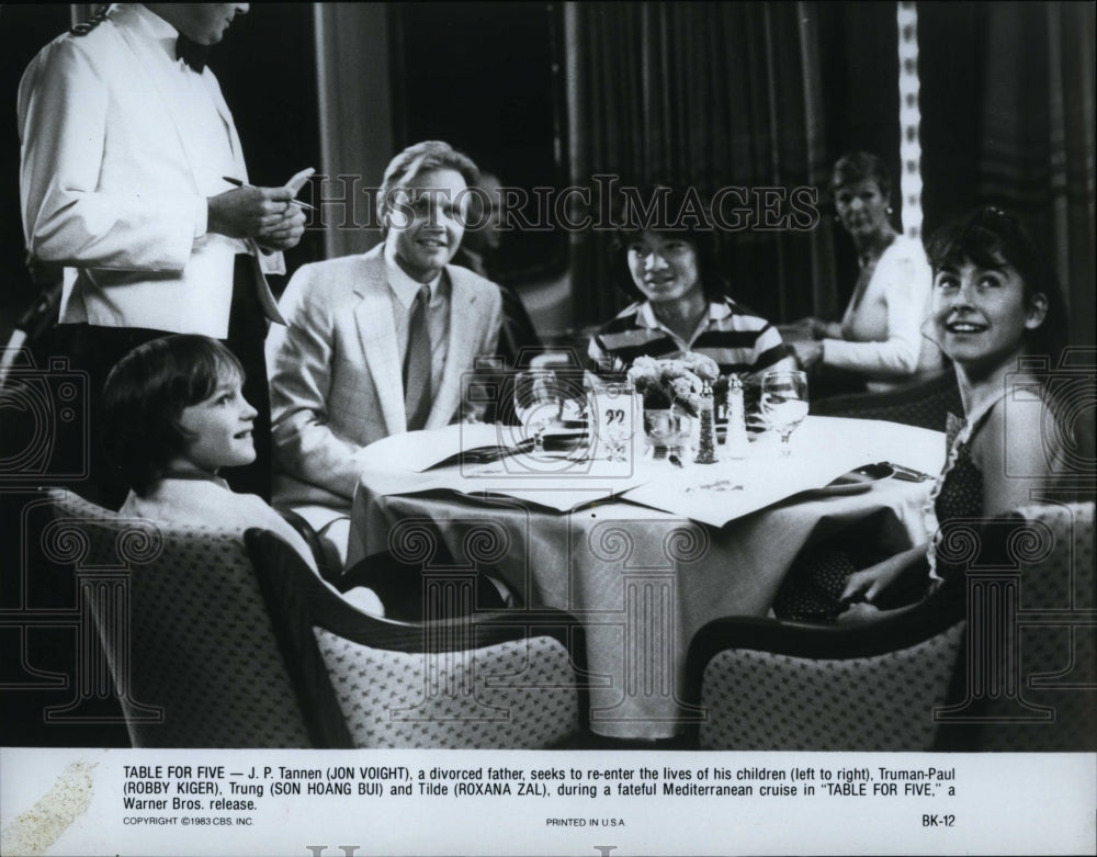 1983 Press Photo John Voight Robby Kiger and Roxana Zal in &quot;Table for Five&quot;- Historic Images