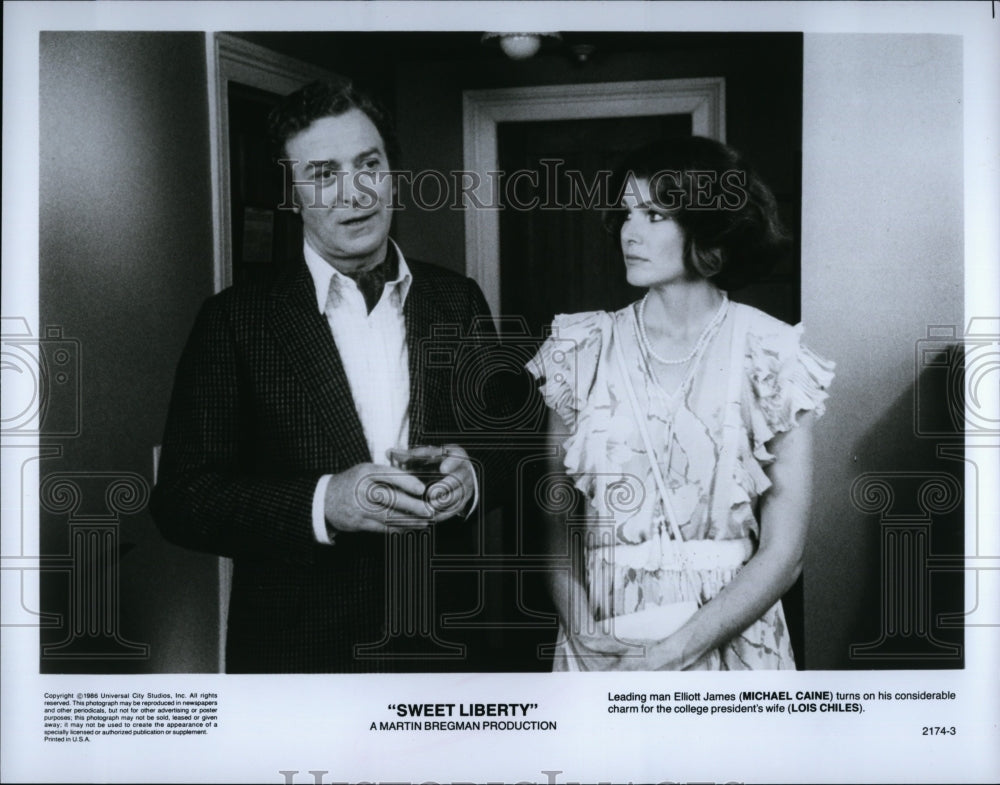 1985 Press Photo Michael Caine and Lois Chiles in &quot;Sweet Liberty&quot;- Historic Images