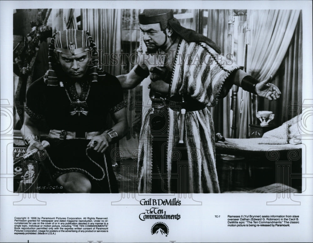 1956 Press Photo Yul Brynner and Edward Robinson in &quot;The Ten Commandments&quot;- Historic Images