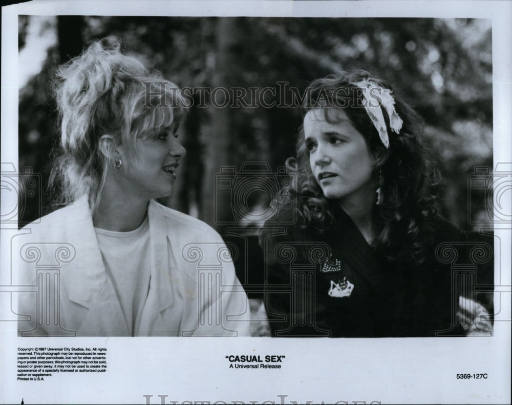 1987 Press Photo Victoria Jackson and Lea Thompson in &quot;Casual Sex&quot;- Historic Images