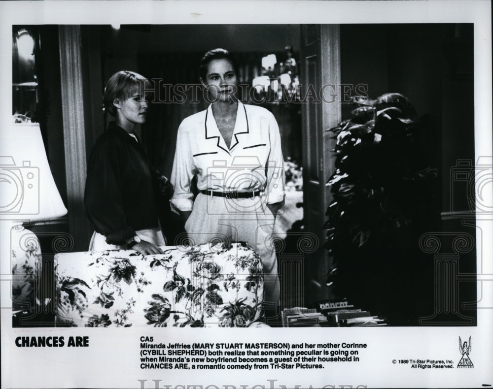 1989 Press Photo Mary Stuart Masterson and Cybill Shepherd in &quot;Chances Are&quot;- Historic Images