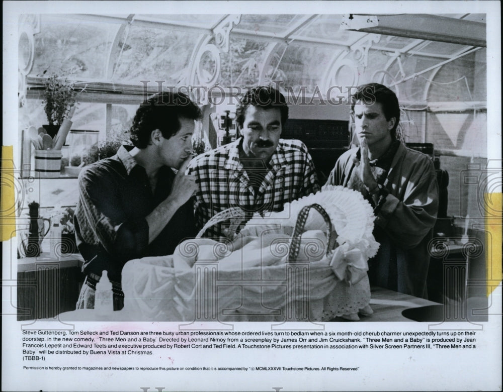 1987 Press Photo Steve Guttenberg and Tom Selleck in &quot;Three Men and a Baby&quot;- Historic Images