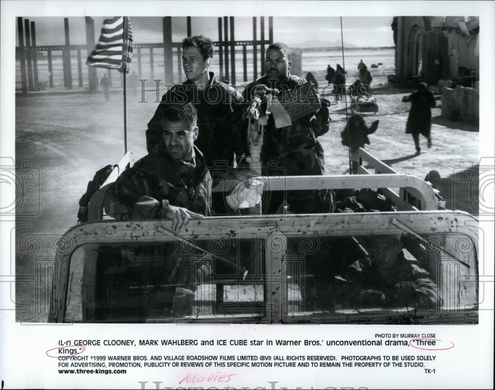 2000 Press Photo George Clooney Mark Wahlberg and Ice Cube in &quot;Three Kings&quot;- Historic Images