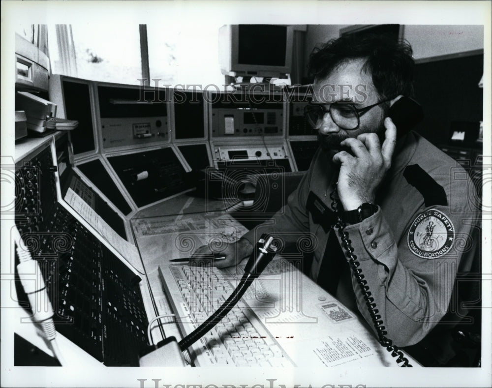 1994 Press Photo Phillip Smith in Move Scene as 911 Dispatcher- Historic Images