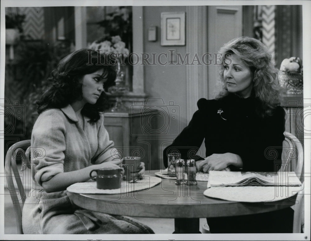 1981 Press Photo Valerie Bertinelli and Shelley Fabares in &quot;One Day at a Time&quot;.- Historic Images