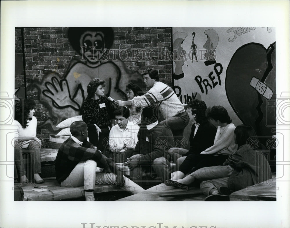 1987 Press Photo On Set Filming Television TV Show Rap Around- Historic Images