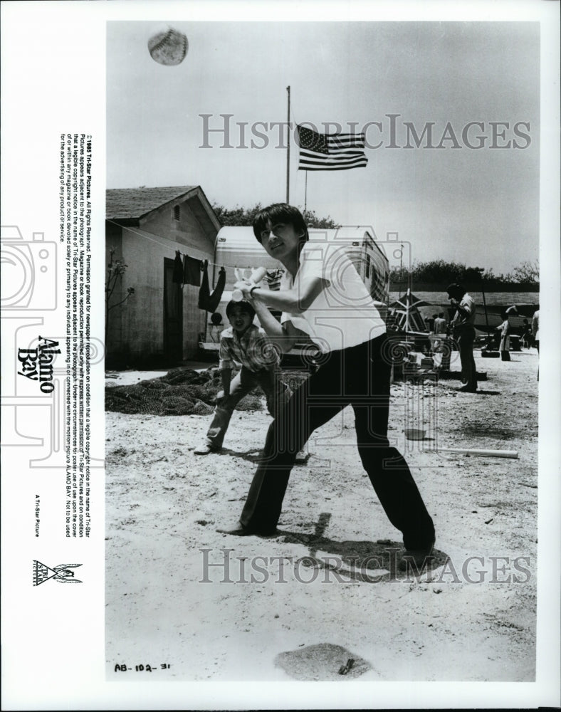 1985 Press Photo Ho Nguyen Actor Refugee Scene Alamo Bay Drama Movie Film- Historic Images