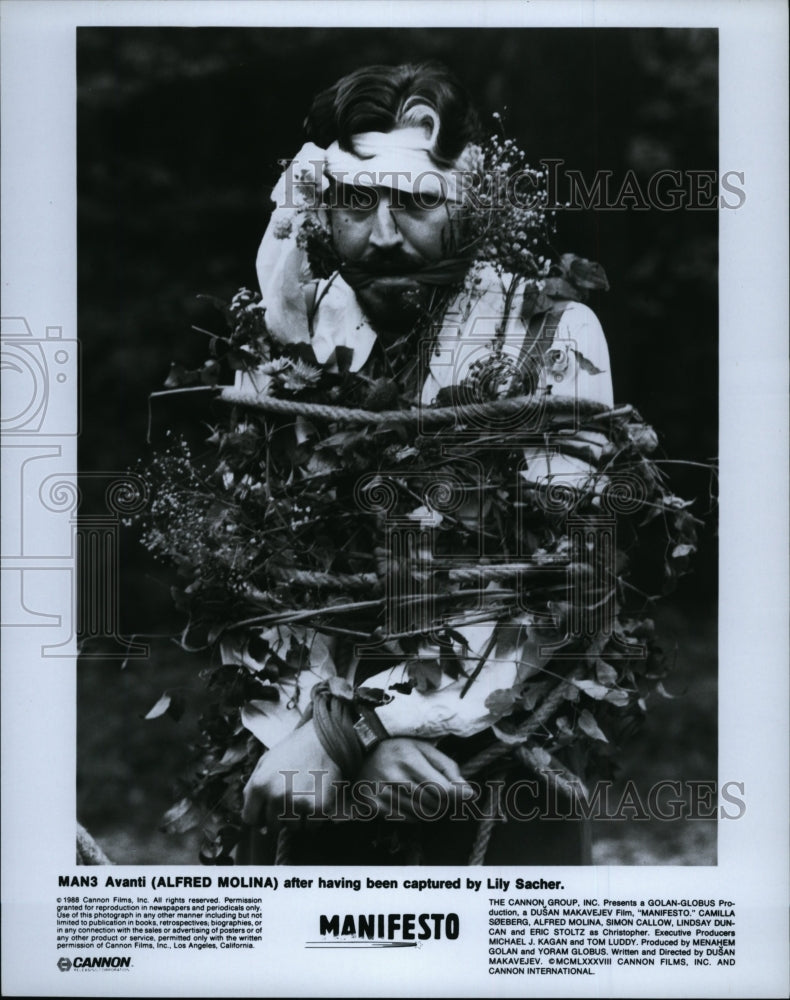 1988 Press Photo Alfred Molina Actor Capture Scene Manifesto Thriller Movie Film- Historic Images