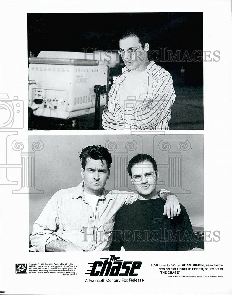 1994 Press Photo Director/Writer Adam Rifkin &amp; Charlie Sheen in &quot;The Chase&quot;- Historic Images