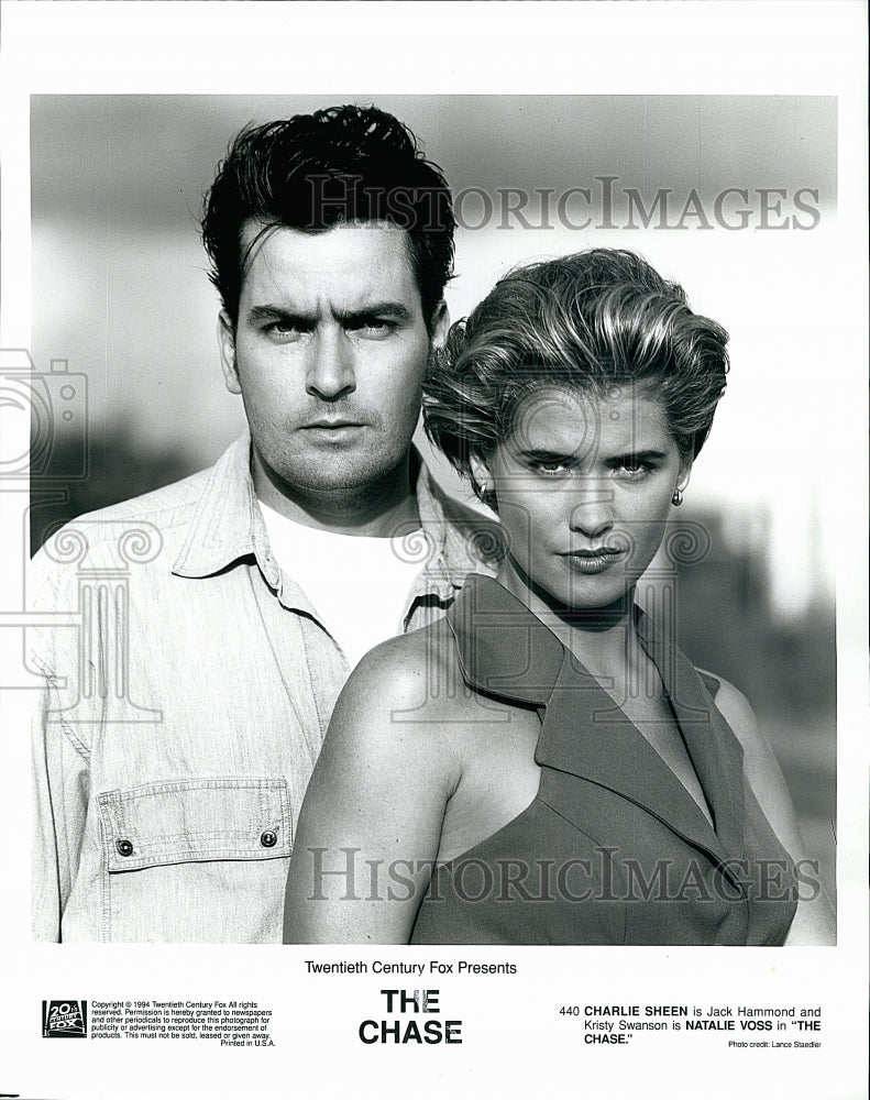 1994 Press Photo Charlie Sheen &amp; Natalie Voss in &quot;The Chase&quot;- Historic Images