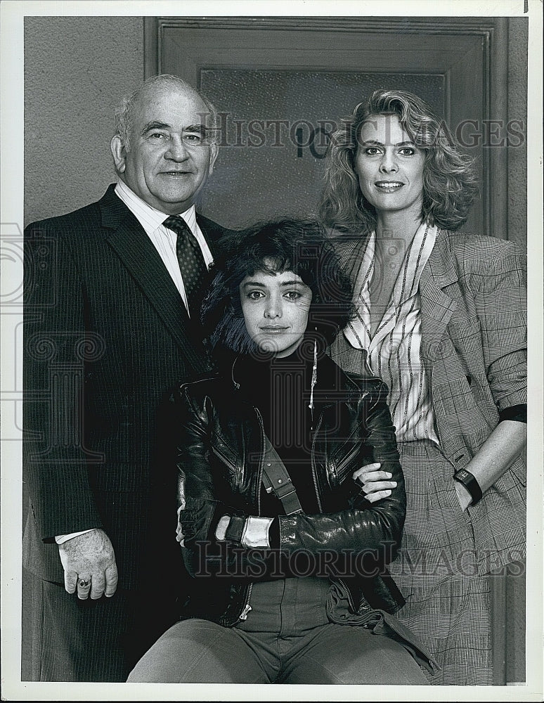 1987 Press Photo Ed Asner Kathleen Beller Kathryn Harrold Star In &quot;Bronx Zoo- Historic Images