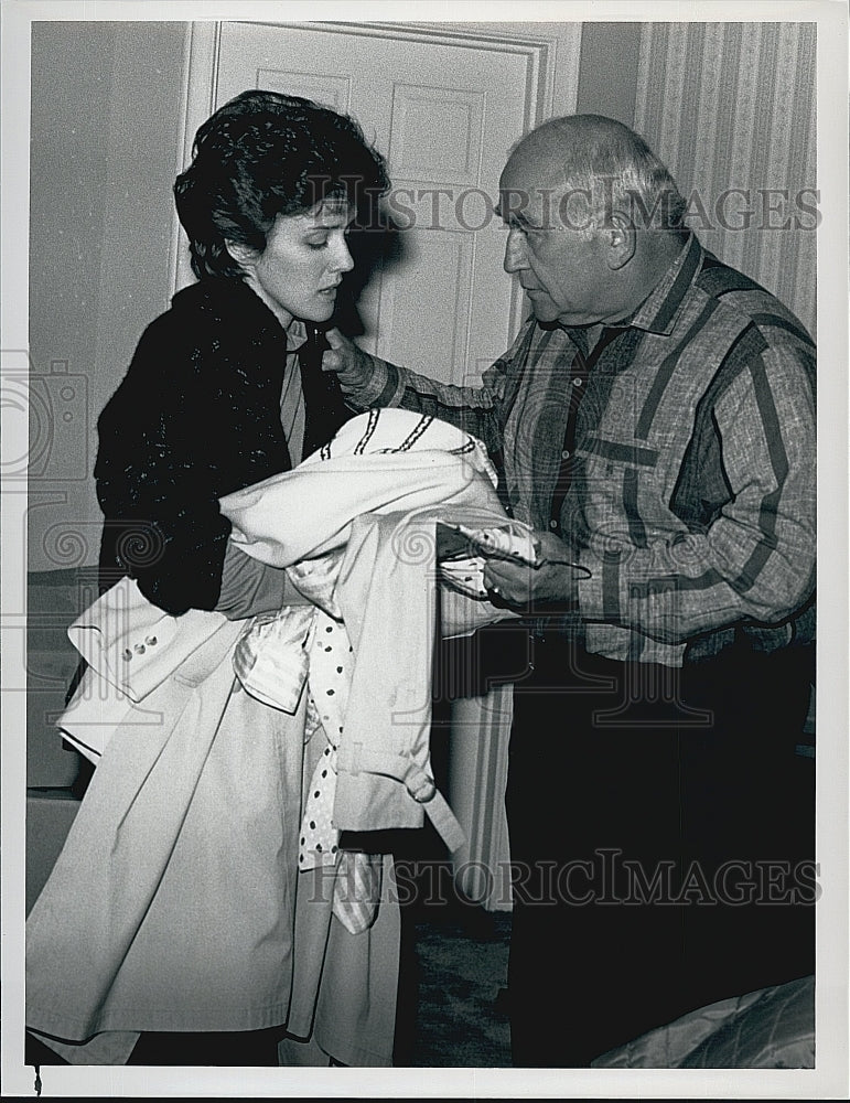 1988 Press Photo Ed Asner &amp; Cecile Callan Star In &quot;The Bronx Zoo&quot;- Historic Images