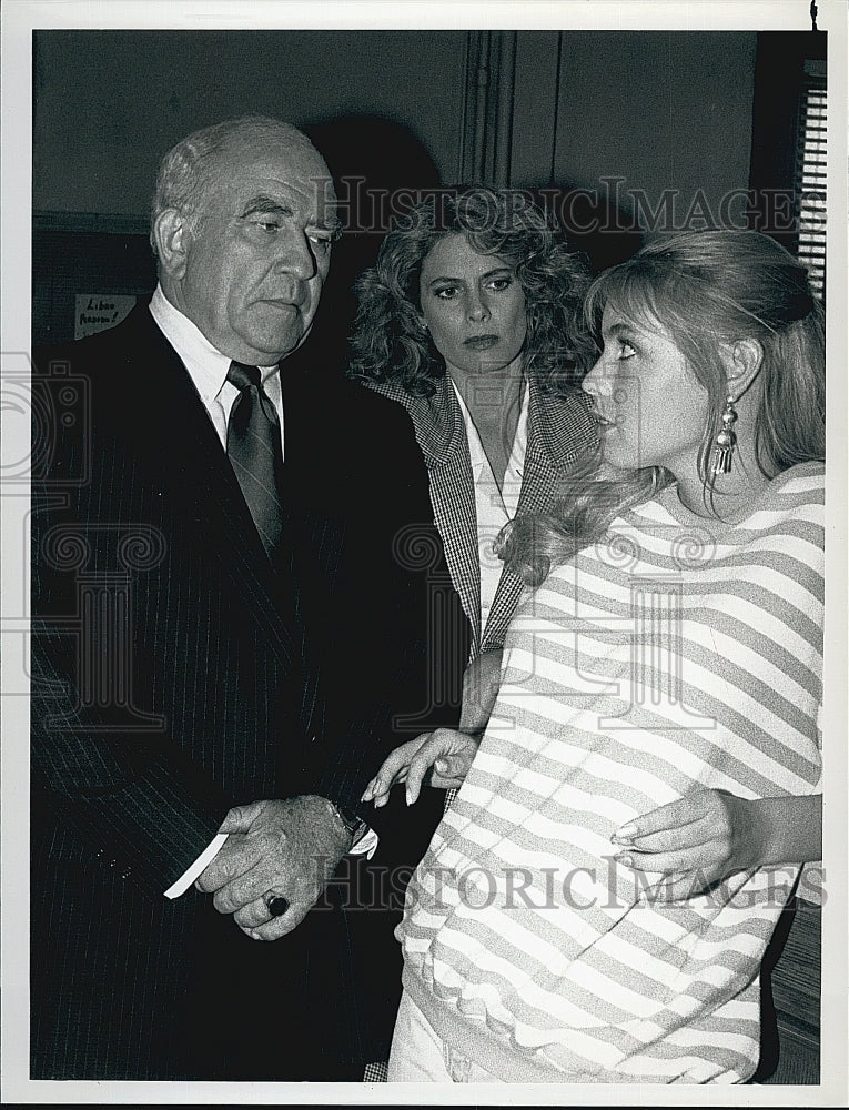 1988 Press Photo Edward Asner and Kathryn Harrold in &quot; The Bronx Zoo&quot;.- Historic Images