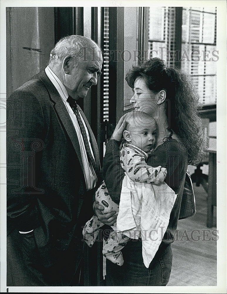 1987 Press Photo Ed Asner and Annie Oringer in &quot;The Brox Zoo&quot;.- Historic Images