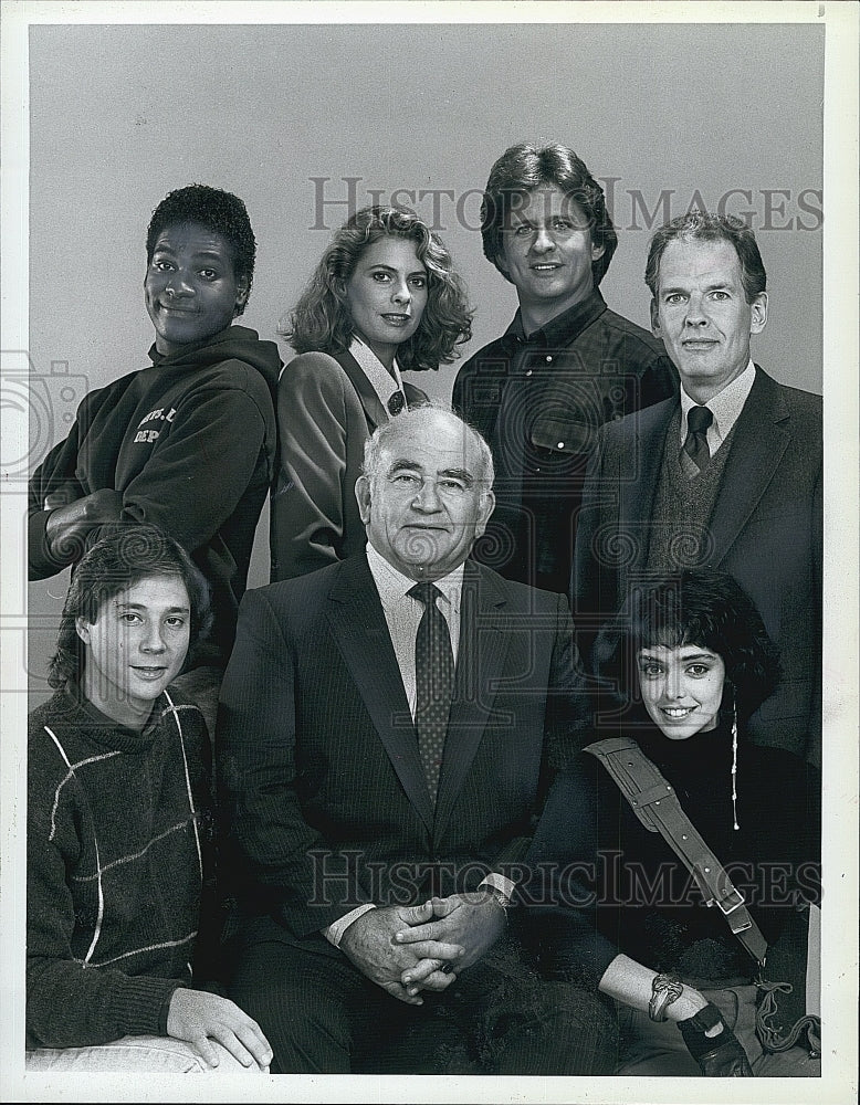 1987 Press Photo Ed Asner with Cast of &quot;The Bronx Zoo&quot;.- Historic Images