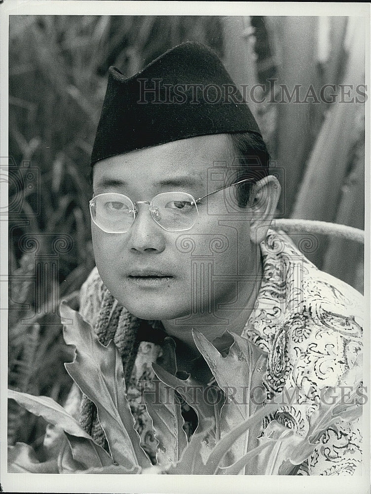 1982 Press Photo Clyde Kusatsu as Ali in &quot;Bring &#39;Em Back Alive&quot;- Historic Images