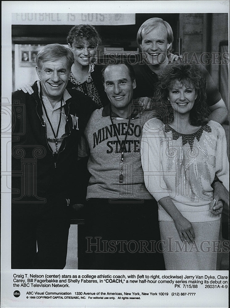 1988 Press Photo Craig T.Nelson with the cast of &quot;Coach&quot;.- Historic Images