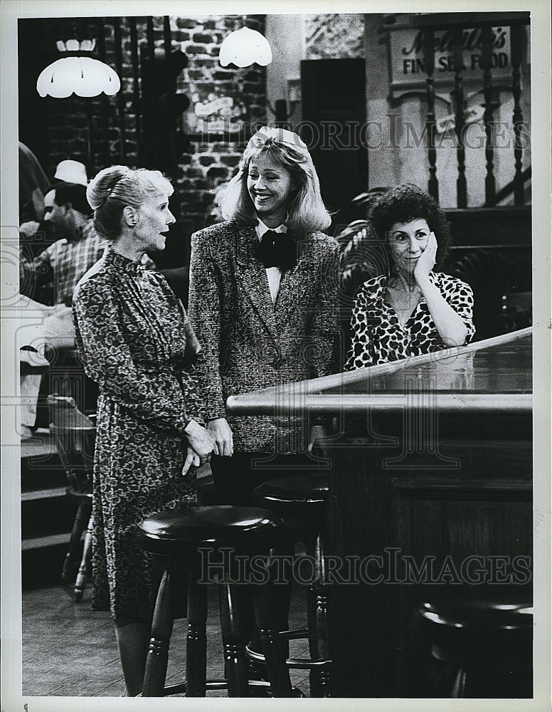 1986 Press Photo Frances Sternhagen, Shelley Long, Rhea Perlman &quot;Cheers&quot;- Historic Images