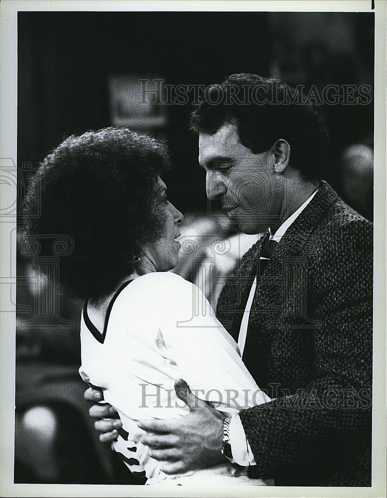 1987 Press Photo Rhea Perlman, Jay Thomas &quot;Cheers&quot;- Historic Images