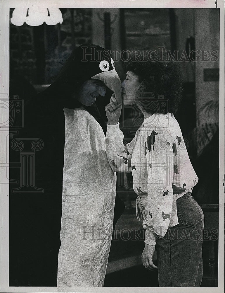 1988 Press Photo Rhea Perlman, Jay Thomas &quot;Cheers&quot;- Historic Images