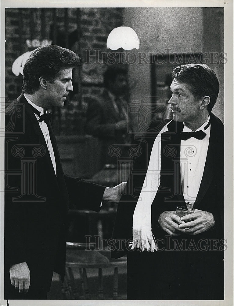 1987 Press Photo Actors Ted Danson &amp; Tom Skerritt in &quot;Cheers&quot;- Historic Images