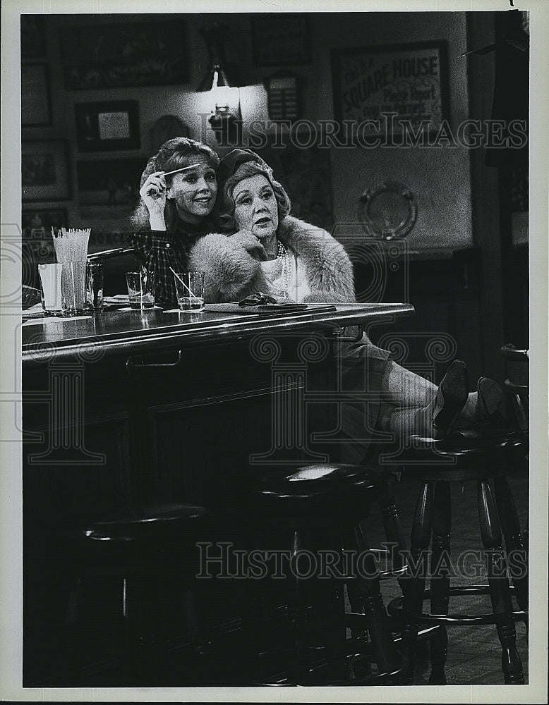 1983 Press Photo Actresses Shelley Long &amp; Glynis Johns in &quot;Cheers&quot;- Historic Images