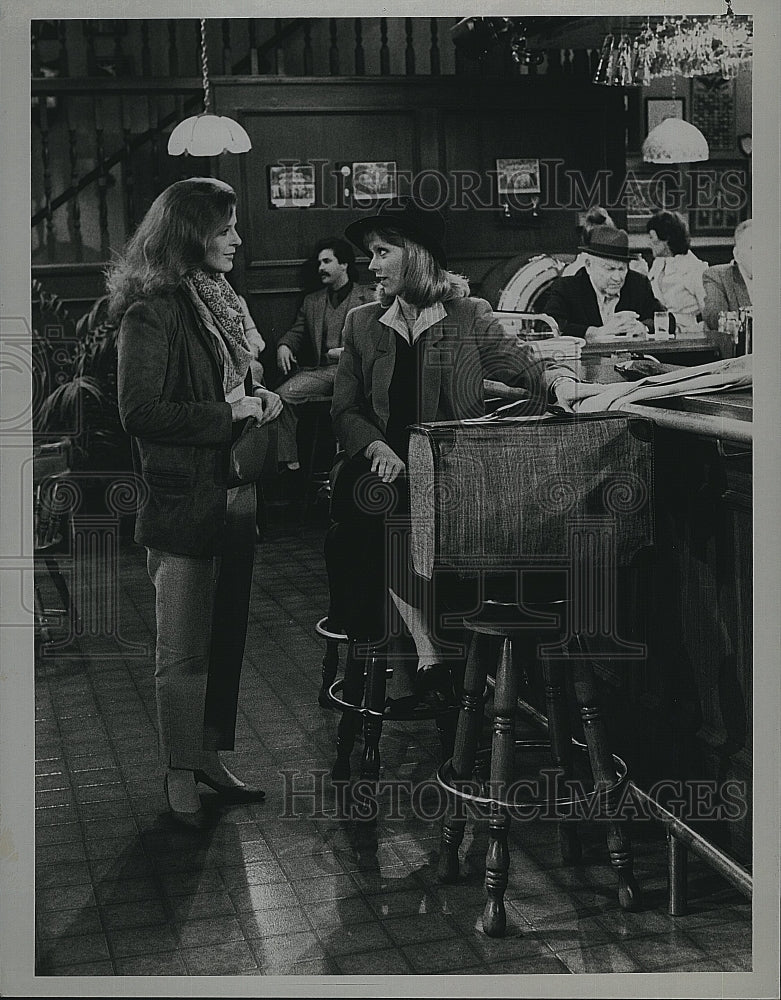 1985 Press Photo Actresses Shelley Long &amp; Alison La Placa in &quot;Cheers&quot;- Historic Images