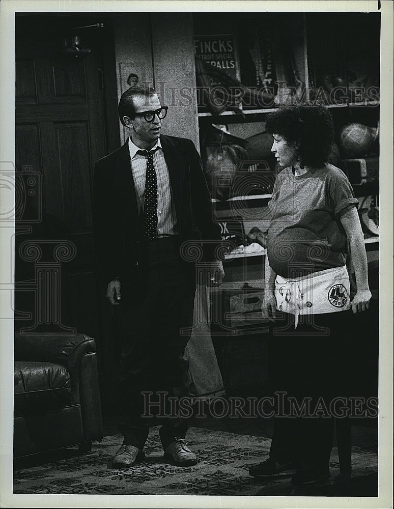 1983 Press Photo Actress Rhea Perlman &amp; Mark King in &quot;Cheers&quot;- Historic Images