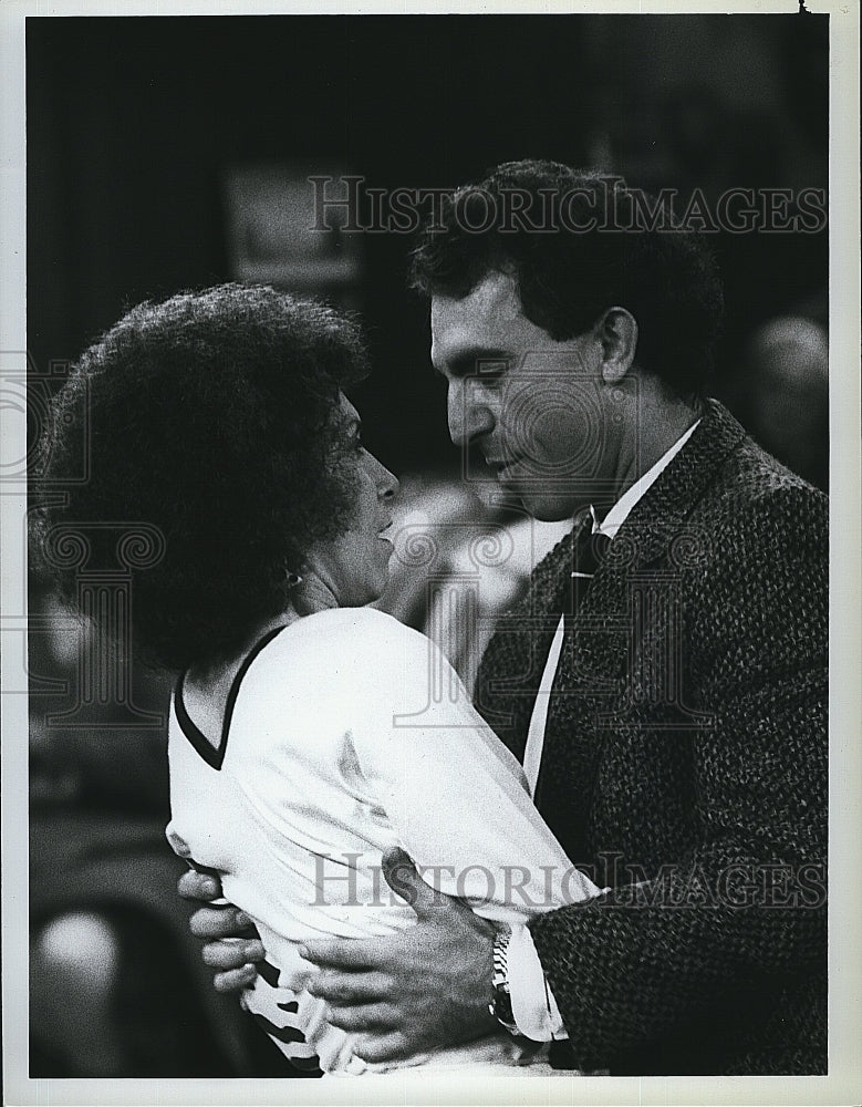 1987 Press Photo Rhea Perlman, Jay Thomas &quot;Cheers&quot;- Historic Images