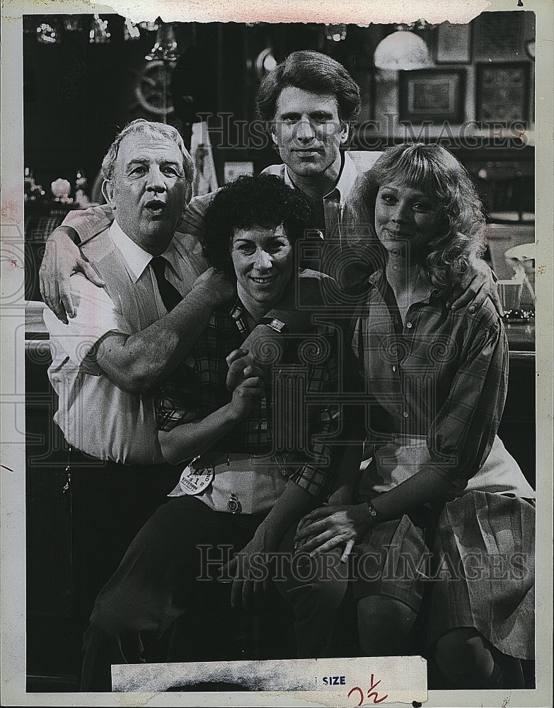 1982 Press Photo Nicholas Colasanto, Rhea Perlman, Ted Danson, S. Long &quot;Cheers&quot;- Historic Images