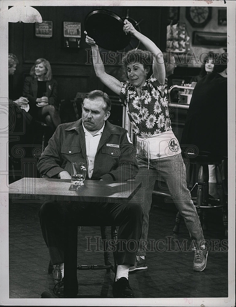 1990 Press Photo Rhea Perlman, John Ratzenberger &quot;Cheers&quot;- Historic Images