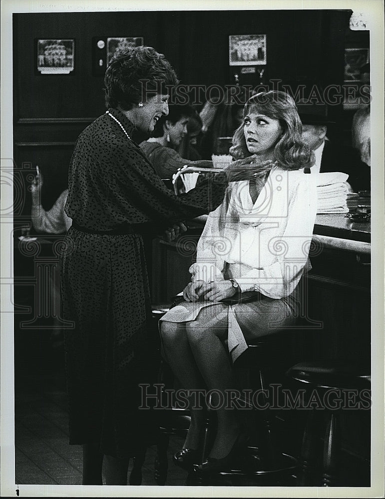 1984 Press Photo Shelley Long, Nancy Marchand &quot;Cheers&quot;- Historic Images