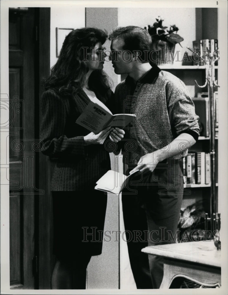 1988 Press Photo "Cheers" Woody Harrelson & Kirstie Alley- Historic Images