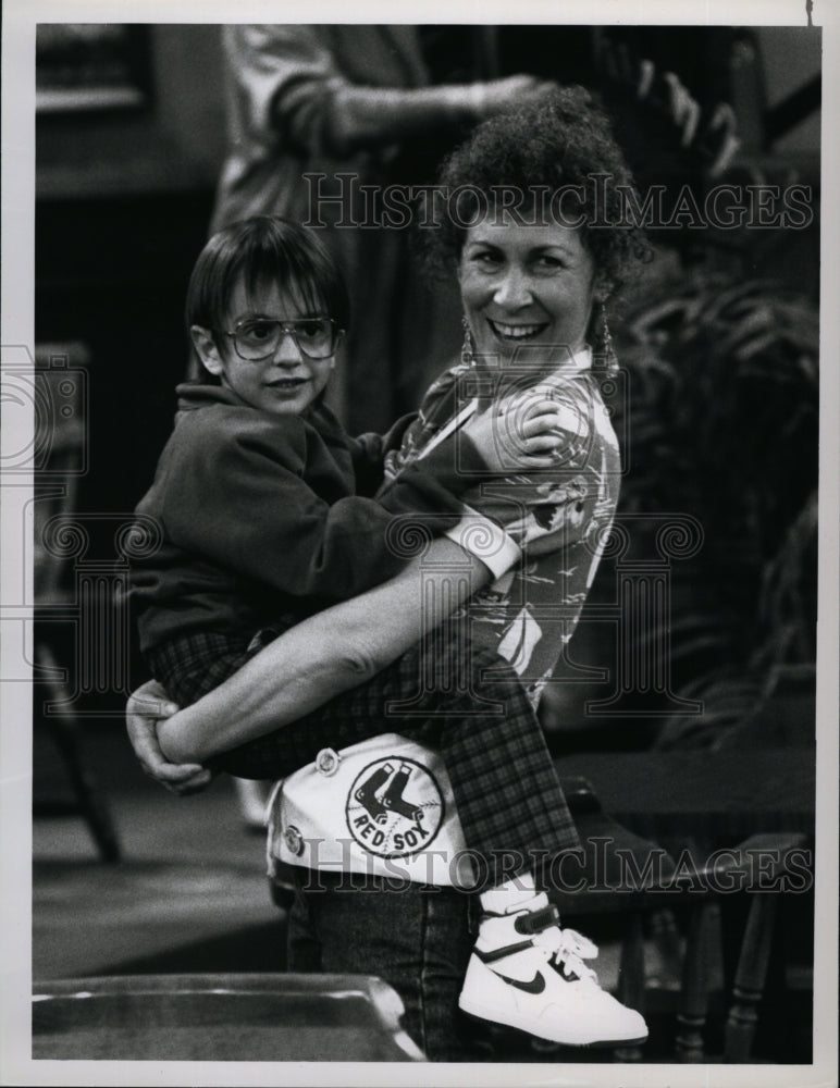 1989 Press Photo &quot;Cheers&quot; Rhea Perlman &amp; Ludlow Jarrett Lennon- Historic Images