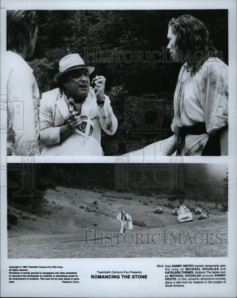 1984 Press Photo Actor Danny Devito &amp; Michael Douglas In &quot;Romancing The Stone&quot;- Historic Images