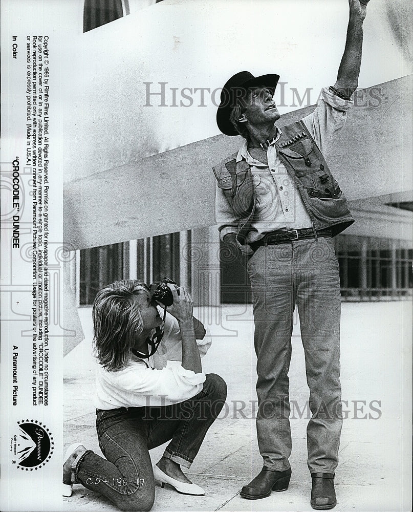 1986 Press Photo Paul Hogan and Linda Kozlowski in &quot;Crocodile Dundee&quot;- Historic Images