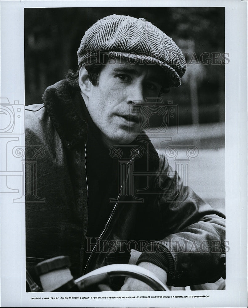 1983 Press Photo Actor, Director John Shea In Windy City- Historic Images