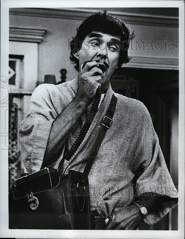 1977 Press Photo TV Series &quot;One Day at a Time&quot; Pat Harrington- Historic Images