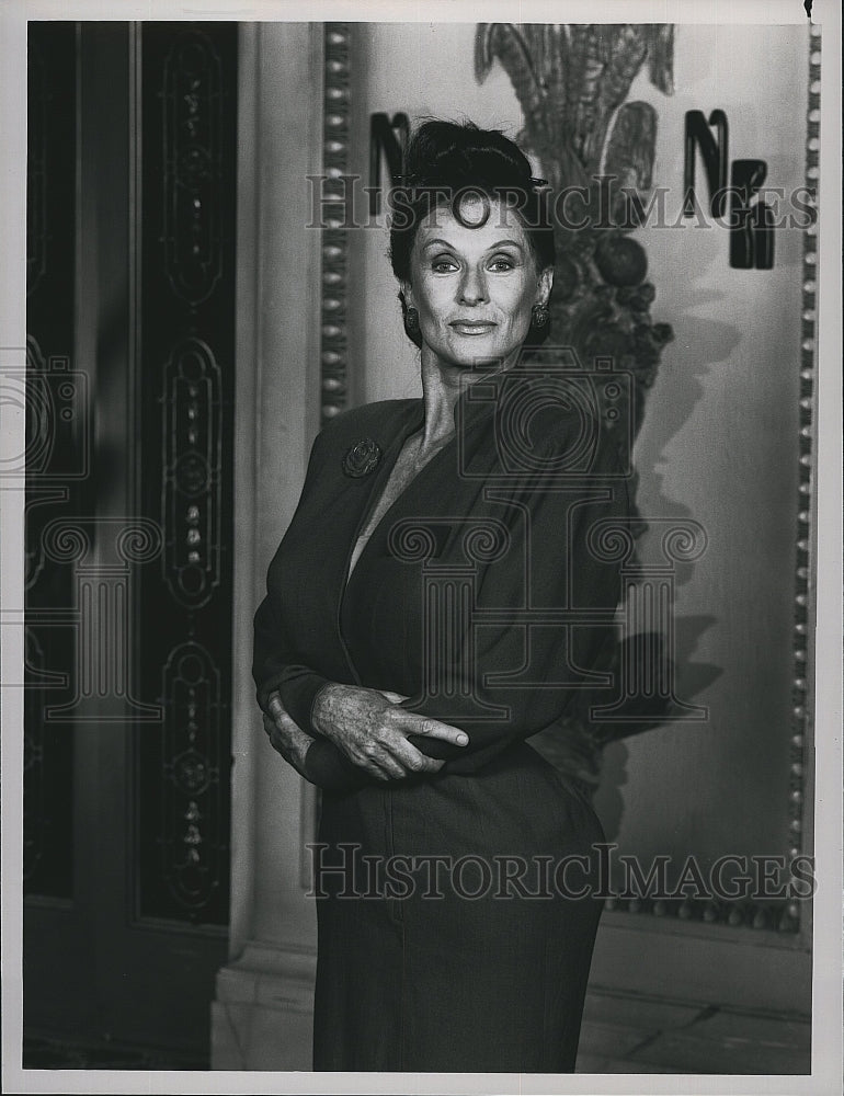 1989 Press Photo Cloris Leachman As Ms. Frick On &quot;The Nutt House&quot;- Historic Images