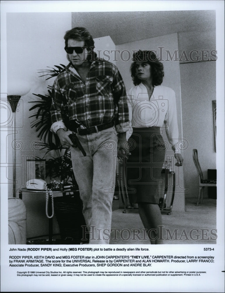 1988 Press Photo Roddy Piper Actor Meg Foster Actress They Live Sci-Fi Movie- Historic Images