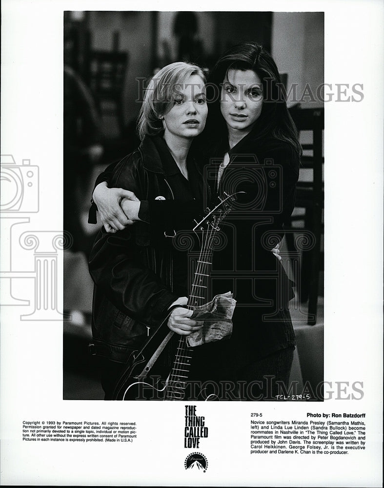 1993 Press Photo Samantha Mathis &amp; Sandra Bullock in &quot;The Thing Called Love&quot;- Historic Images